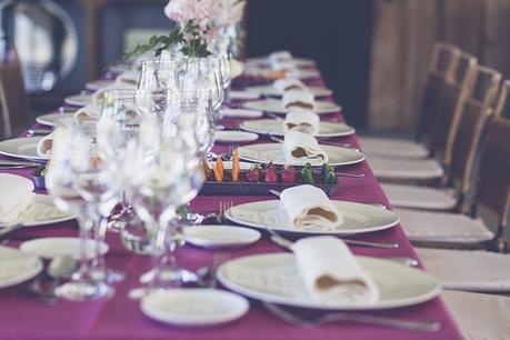 Un día en Finca Aldeallana mesa banquete mantel burdeos www.bodasdecuento.com