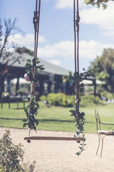 Un día en Finca Aldeallana columpio decorado con flor www.bodasdecuento.com