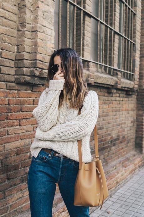 Levis_Vintage-White_Knit-Snake_Effect_Booties-Lancaster_Paris-Bucket_Bag-Outfit-Street_Style-4