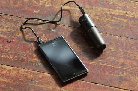 El dispositivo para recarga CatEye USB 2 Way Charging Cradle, para no dejar sin energía tus dispositivos de iluminación CatEye