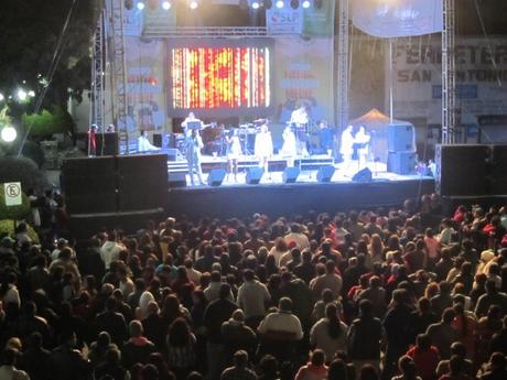 La Sonora Tropicana puso a bailar a centenares de personas en la clausura del Festival de la Zona Media