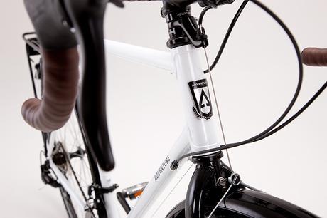 Adventure Flat White, máquina para ciclismo urbano con cierta mezcla para cicloturismo