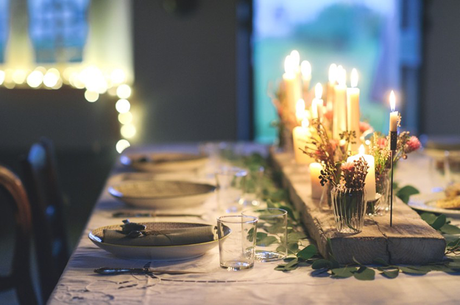 Mesa #navidad: flores, velas y verde