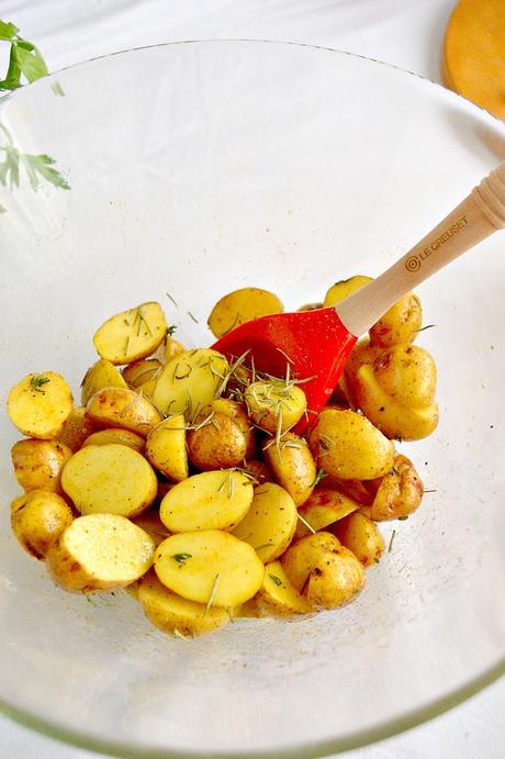 Patatas al horno con verduras y salchichas criollas
