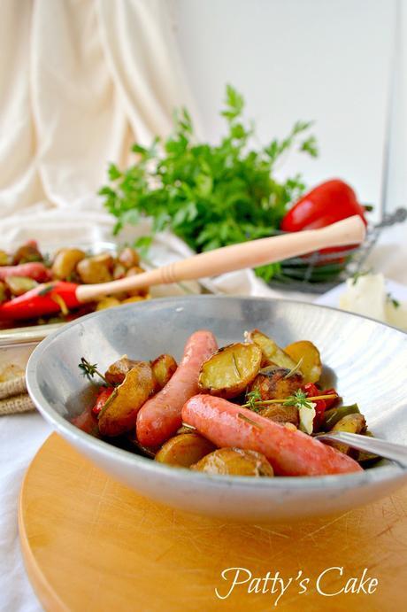 Patatas al horno con verduras y salchichas criollas