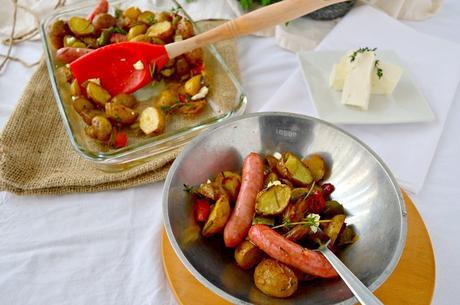 Patatas al horno con verduras y salchichas criollas