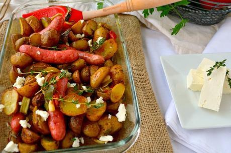 Patatas al horno con verduras y salchichas criollas