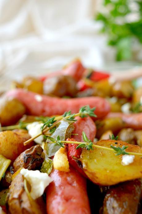 Patatas al horno con verduras y salchichas criollas
