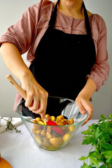 Patatas al horno con verduras y salchichas criollas