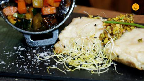 Merluza de pincho a la plancha con verduritas y crema de pistacho (17€)