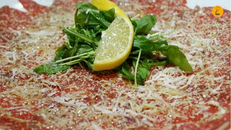 Carpaccio de buey con foie y virutas de parmesano (16€) en restaurante Kotté Madrid