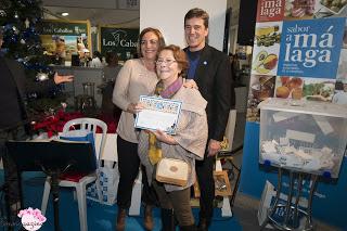 Bloguera del Año 2015. Me dieron el premio durante la apertura en el puente de la Inmaculada para Sabor A Malaga donde me dieron el Premio a La Mayor Comunicación  y Difusión en redes con Sabor a Malaga y Gastronomia  de la tierra. Y dieron los diploma...