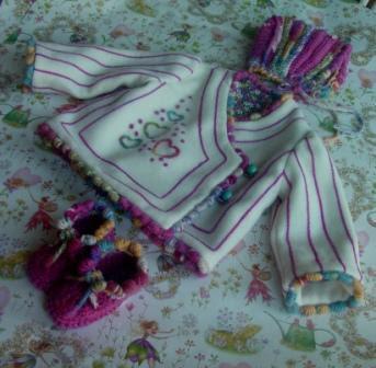 ZAPATOS, GORRO Y CHAQUETA DE BEBE