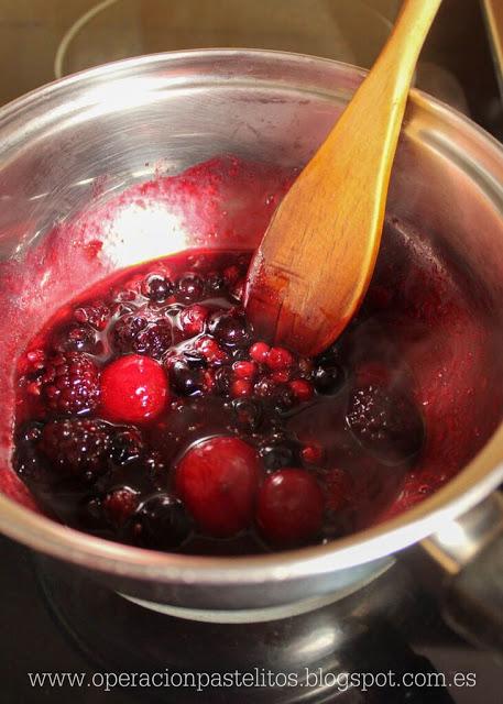 Macarons con curd de frutos rojos