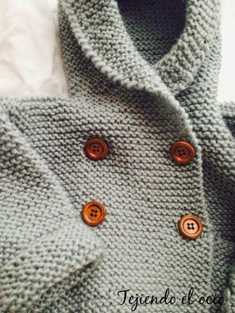 Chaqueta cruzada con capucha