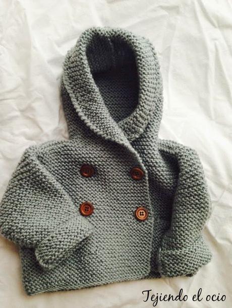 Chaqueta cruzada con capucha