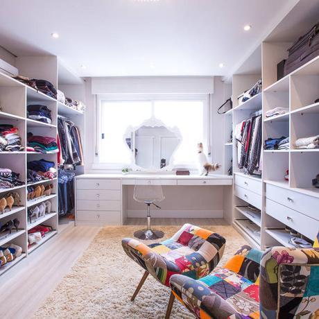 Closet Suíte : Vestidores de estilo clásico de Camila Chalon Arquitetura