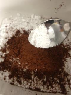 TRONCO DE NAVIDAD DE MOUSSE DE CHOCOLATE, MERENGUE Y FRAMBUESAS TRONCO DE NAVIDAD DE MOUSSE DE CHOCOLATE, MERENGUE Y FRAMBUESAS