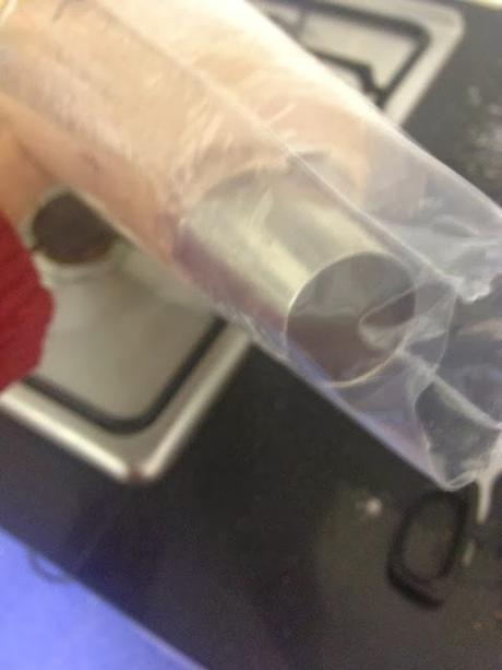 TRONCO DE NAVIDAD DE MOUSSE DE CHOCOLATE, MERENGUE Y FRAMBUESAS TRONCO DE NAVIDAD DE MOUSSE DE CHOCOLATE, MERENGUE Y FRAMBUESAS