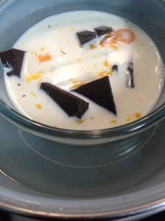 TRONCO DE NAVIDAD DE MOUSSE DE CHOCOLATE, MERENGUE Y FRAMBUESAS TRONCO DE NAVIDAD DE MOUSSE DE CHOCOLATE, MERENGUE Y FRAMBUESAS