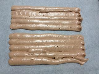 TRONCO DE NAVIDAD DE MOUSSE DE CHOCOLATE, MERENGUE Y FRAMBUESAS TRONCO DE NAVIDAD DE MOUSSE DE CHOCOLATE, MERENGUE Y FRAMBUESAS