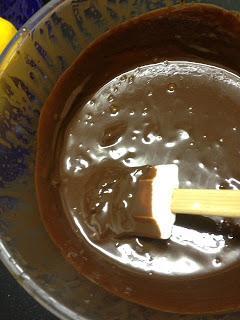 TRONCO DE NAVIDAD DE MOUSSE DE CHOCOLATE, MERENGUE Y FRAMBUESAS TRONCO DE NAVIDAD DE MOUSSE DE CHOCOLATE, MERENGUE Y FRAMBUESAS