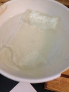 TRONCO DE NAVIDAD DE MOUSSE DE CHOCOLATE, MERENGUE Y FRAMBUESAS TRONCO DE NAVIDAD DE MOUSSE DE CHOCOLATE, MERENGUE Y FRAMBUESAS