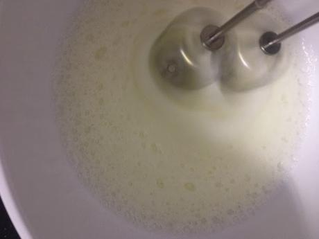 TRONCO DE NAVIDAD DE MOUSSE DE CHOCOLATE, MERENGUE Y FRAMBUESAS TRONCO DE NAVIDAD DE MOUSSE DE CHOCOLATE, MERENGUE Y FRAMBUESAS