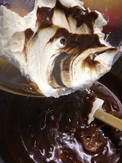 TRONCO DE NAVIDAD DE MOUSSE DE CHOCOLATE, MERENGUE Y FRAMBUESAS TRONCO DE NAVIDAD DE MOUSSE DE CHOCOLATE, MERENGUE Y FRAMBUESAS