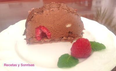 TRONCO DE NAVIDAD DE MOUSSE DE CHOCOLATE, MERENGUE Y FRAMBUESAS TRONCO DE NAVIDAD DE MOUSSE DE CHOCOLATE, MERENGUE Y FRAMBUESAS