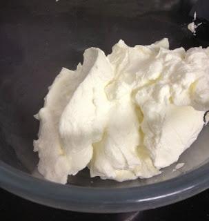 TRONCO DE NAVIDAD DE MOUSSE DE CHOCOLATE, MERENGUE Y FRAMBUESAS TRONCO DE NAVIDAD DE MOUSSE DE CHOCOLATE, MERENGUE Y FRAMBUESAS