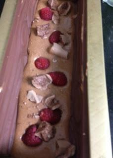 TRONCO DE NAVIDAD DE MOUSSE DE CHOCOLATE, MERENGUE Y FRAMBUESAS TRONCO DE NAVIDAD DE MOUSSE DE CHOCOLATE, MERENGUE Y FRAMBUESAS