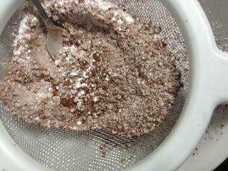 TRONCO DE NAVIDAD DE MOUSSE DE CHOCOLATE, MERENGUE Y FRAMBUESAS TRONCO DE NAVIDAD DE MOUSSE DE CHOCOLATE, MERENGUE Y FRAMBUESAS