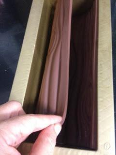 TRONCO DE NAVIDAD DE MOUSSE DE CHOCOLATE, MERENGUE Y FRAMBUESAS TRONCO DE NAVIDAD DE MOUSSE DE CHOCOLATE, MERENGUE Y FRAMBUESAS