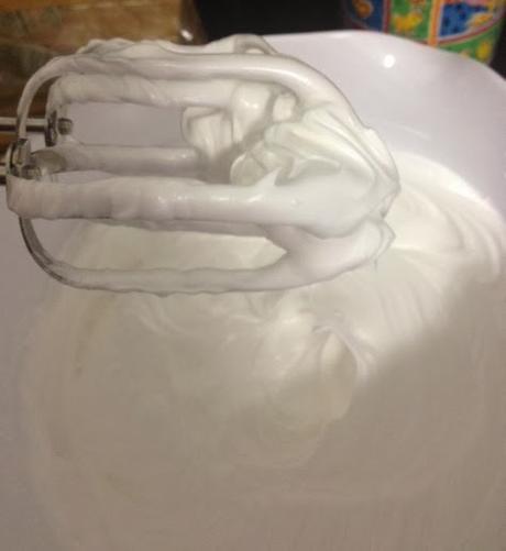 TRONCO DE NAVIDAD DE MOUSSE DE CHOCOLATE, MERENGUE Y FRAMBUESAS TRONCO DE NAVIDAD DE MOUSSE DE CHOCOLATE, MERENGUE Y FRAMBUESAS