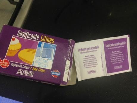 TRONCO DE NAVIDAD DE MOUSSE DE CHOCOLATE, MERENGUE Y FRAMBUESAS TRONCO DE NAVIDAD DE MOUSSE DE CHOCOLATE, MERENGUE Y FRAMBUESAS