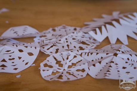 Neulas y copos de nieve de papel, una decoración sencilla y efectiva