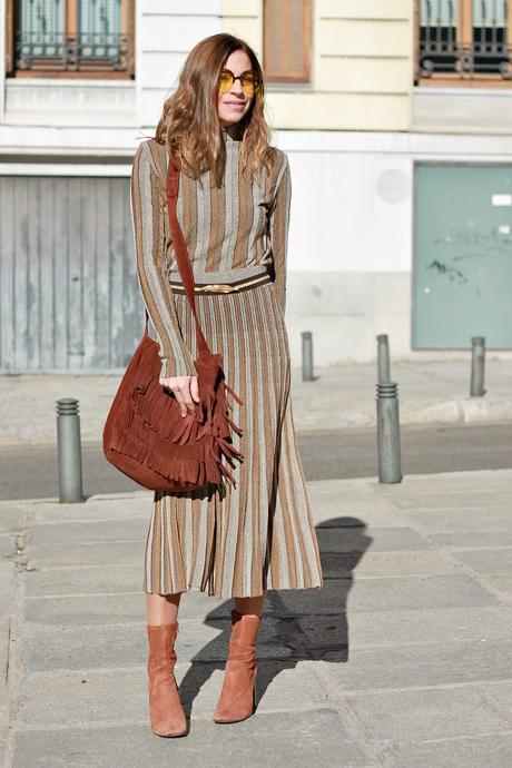 Cuello alto y falda midi: dos piezas Cuello alto y falda midi: dos piezas