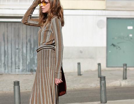 Cuello alto y falda midi: dos piezas Cuello alto y falda midi: dos piezas