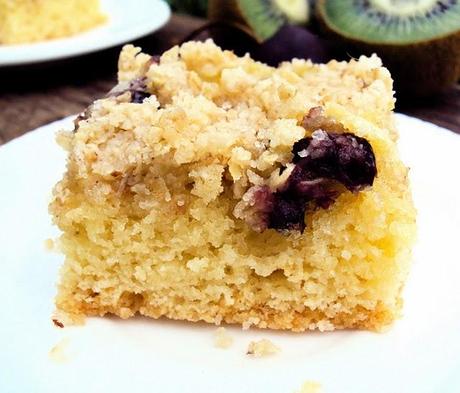 Crumble cake de kiwi y cereza