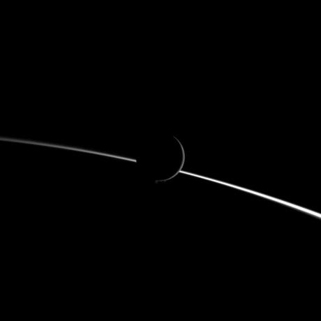 Cassini encuentra grietas cálidas en Encélado