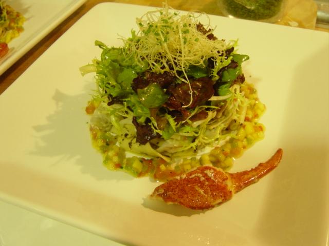 Ensalada de bogabante de Papardelle con trufa negra, puerro frito y salpicón de mango, tomate, pimientos y cebollino.