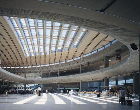 Huelga de controladores: Zapatero autoriza al ejército a controlar los aeropuertos.