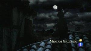 Imagen de la serie, que muestra a Sátur y Águila Roja charlando de noche en el tejado, con la luna casi llena al fondo.