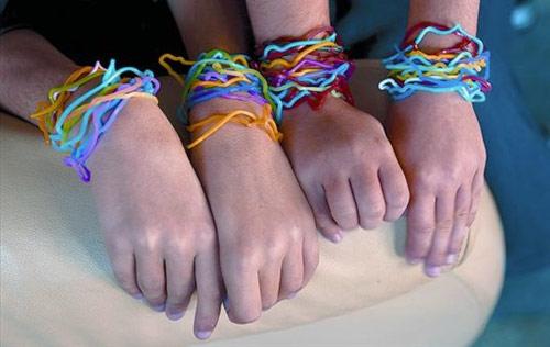 Las pulseras de moda, formas y colores en las muñecas de los niños