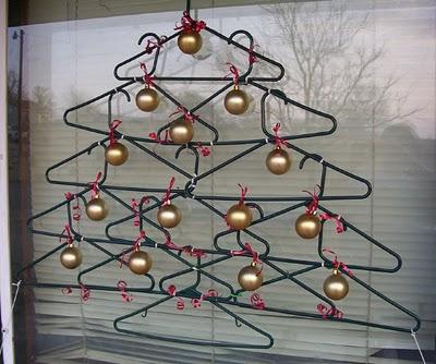 DECORACIÓN DE NAVIDAD: ÁRBOL DE PERCHAS