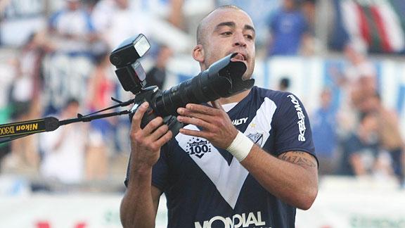 Vélez goleó a Godoy Cruz y mantiene vivas sus opciones