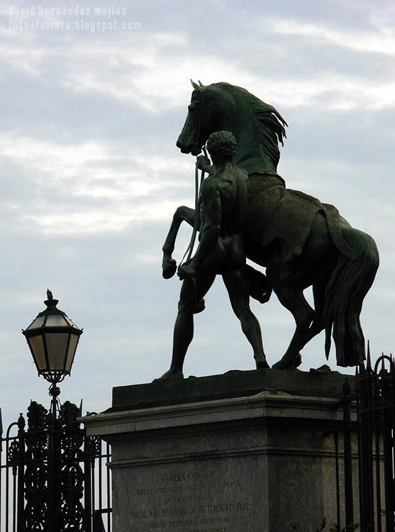 Escultura urbana ecuestre en Nápoles, Italia