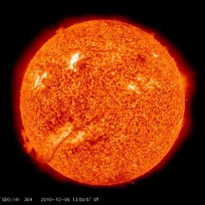 Enorme prominencia solar podría tragarse miles de Tierras