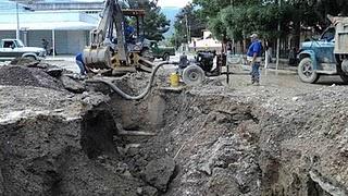 HIDROLARA REPARA TUBERÍA POR ENESIMA VEZ, UN TRABAJADOR RESULTÓ CON RUPTURA DE HUESO